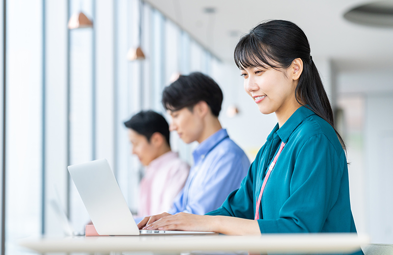 多様なエンジニアが活躍する職場の様子